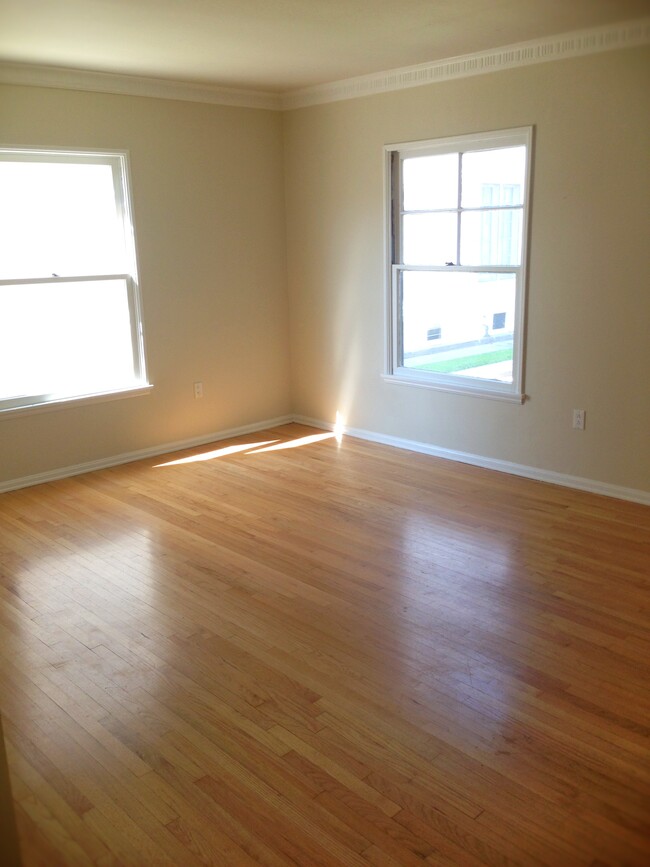 Large Living Room - 1278 Queen Anne Pl