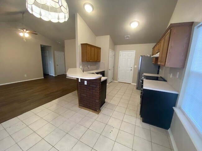 Building Photo - One story 3 bed 2 bath 2 car garage in Cla...
