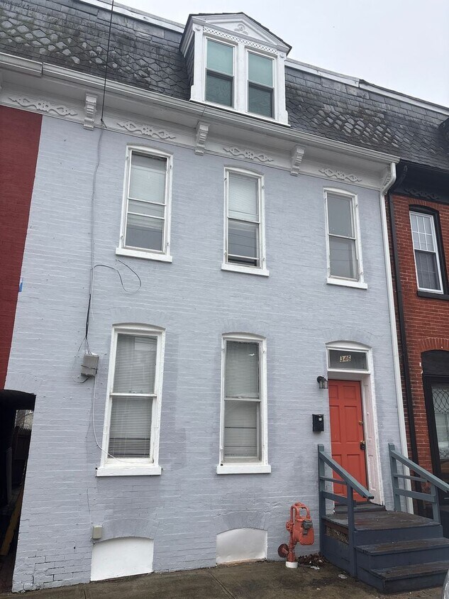 Primary Photo - Spacious 5 Bedroom 1 Bath House, Parking-Y...