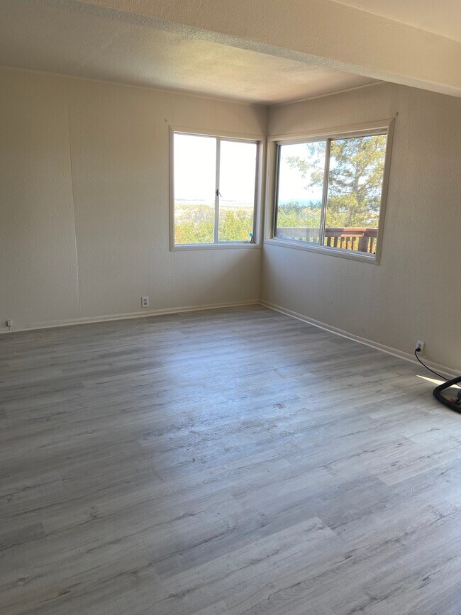 Living room - 143 Sierra Point Rd