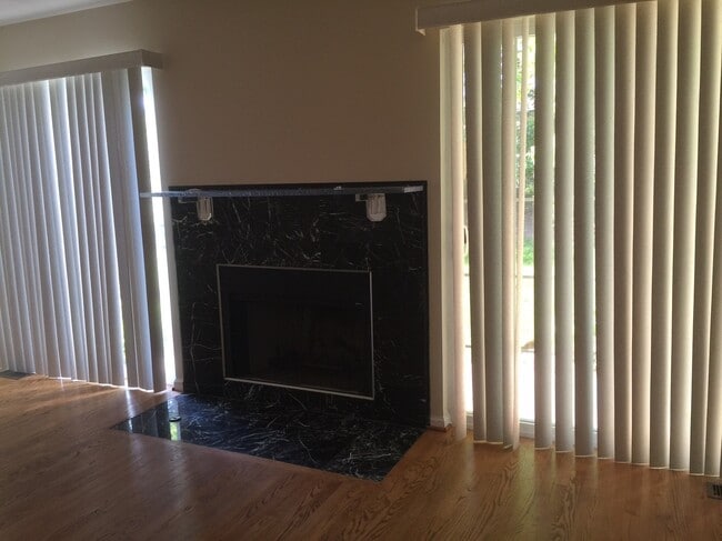 Building Photo - 396 Bentley Pl
