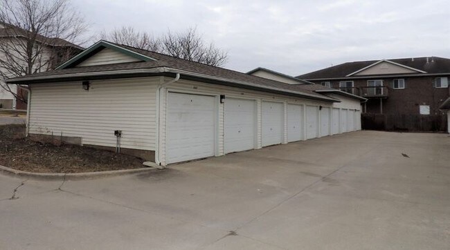 Building Photo - $950 | 2 Bedroom, 1 Bathroom Condo | Pet F...