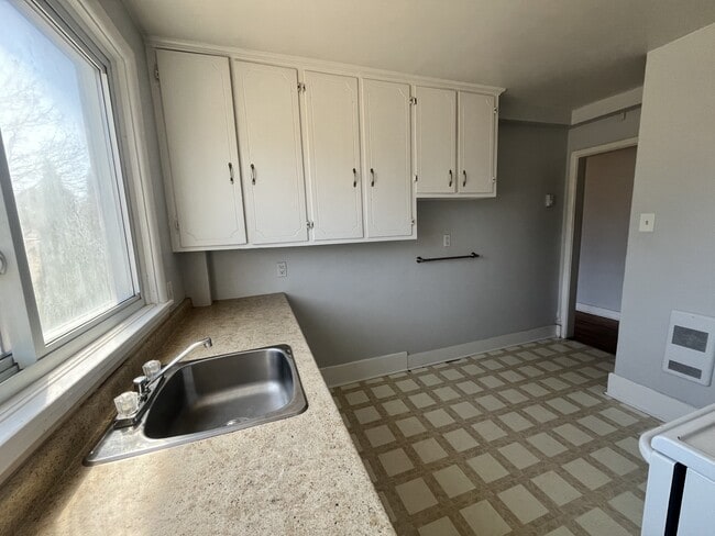 Building Photo - 445 Covert St