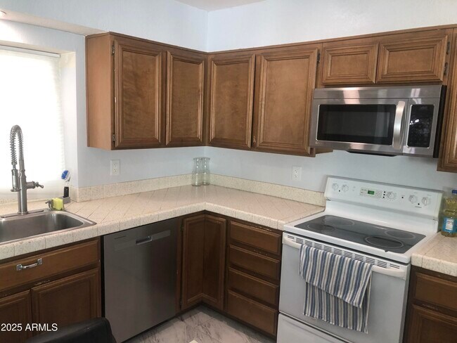 Building Photo - 303 W Fellars Dr