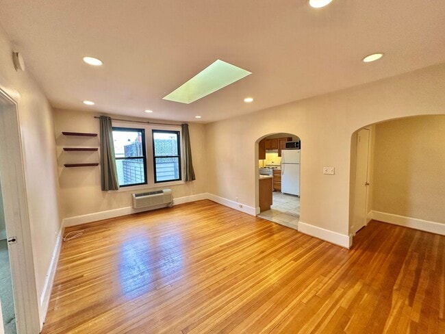 Foto del edificio - Dashing Dupont Circle 1 Bedroom Apt with skylight and building roof deck.
