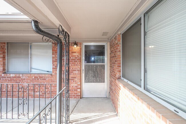 Building Photo - Adorable Condo Walking Distance to Cherry ...