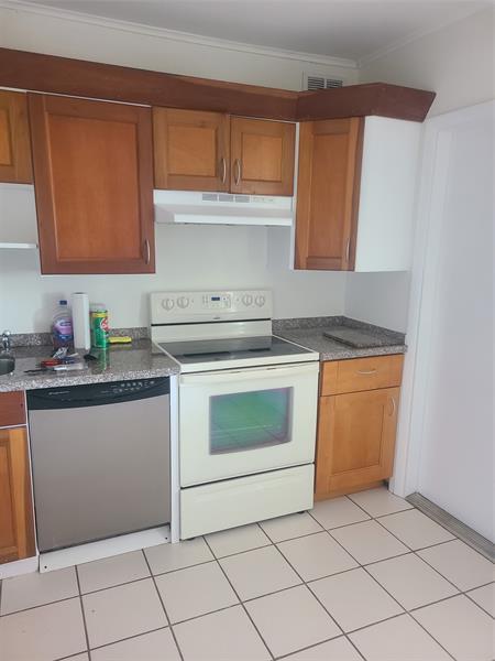 Building Photo - 2751 N Palm Aire Dr