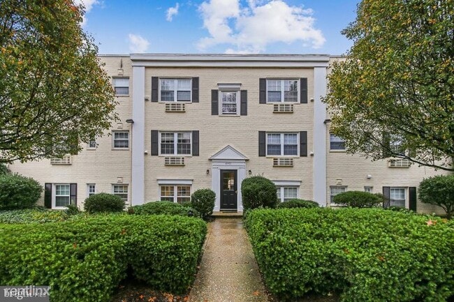 Building Photo - 2305 Farrington Ave