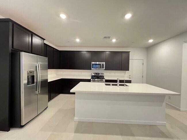 Foto del edificio - 2025 new brand  2 master bedrooms 2 car garage parking townhouse