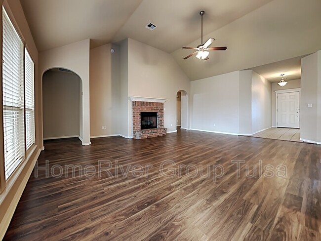 Foto del edificio - 9016 N 156th E Ave