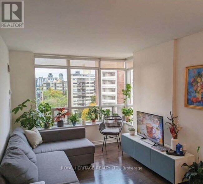 Photo du bâtiment - 60 St Clair Ave W