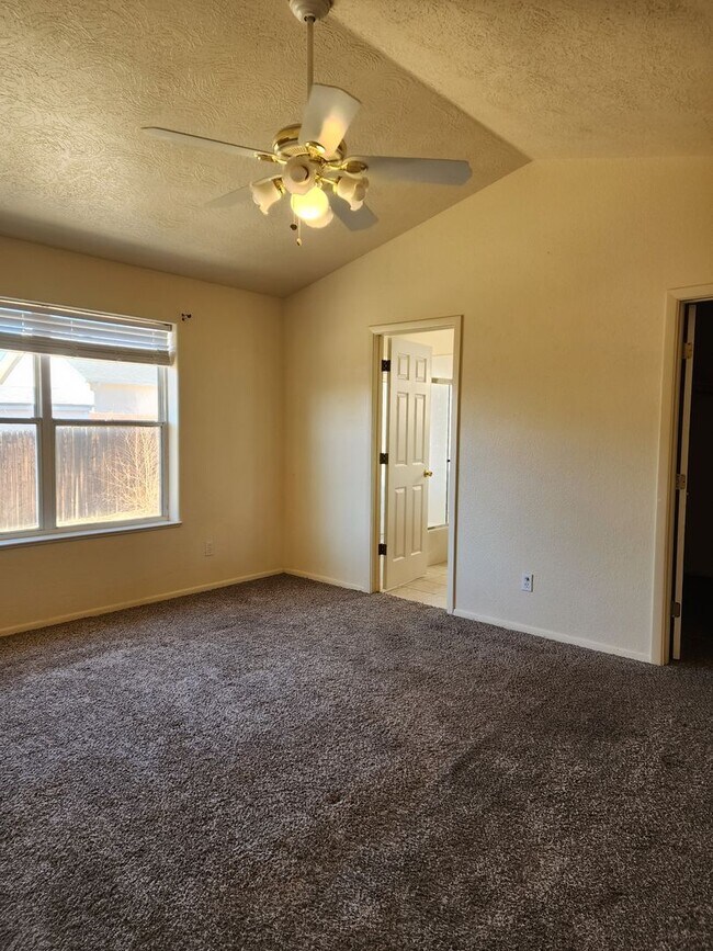 Building Photo - Large 3 Bedroom on Alyssa Ct