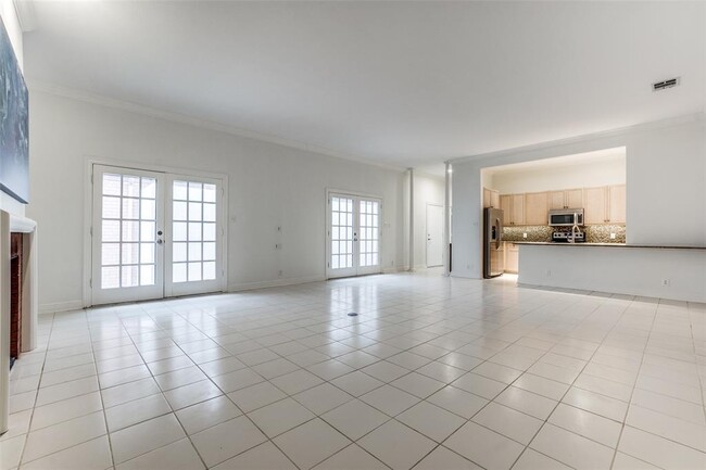 Building Photo - 3530 N Versailles Ave