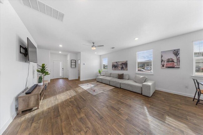 Building Photo - 3200 Egan Dr