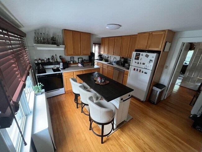 Building Photo - 62 Penataquit Pl