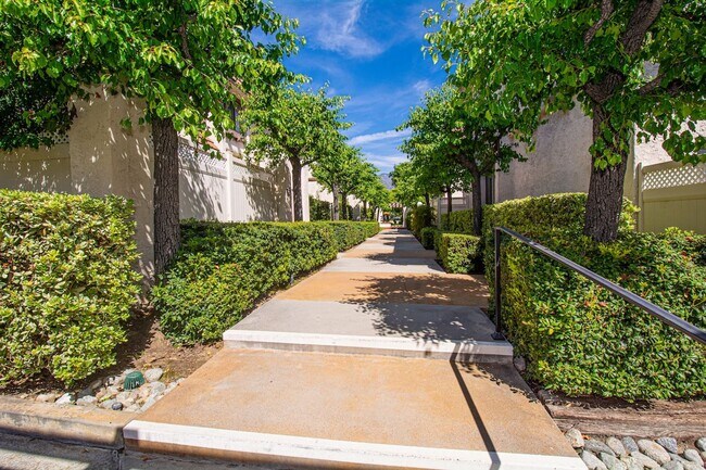 Foto del edificio - 848 W Huntington Dr