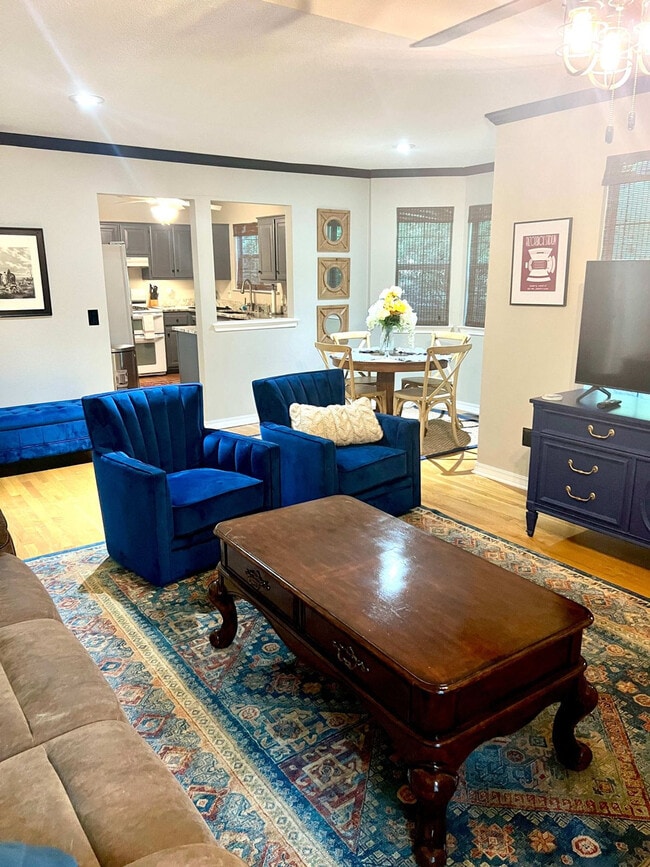 Building Photo - 1072 Valley View Dr