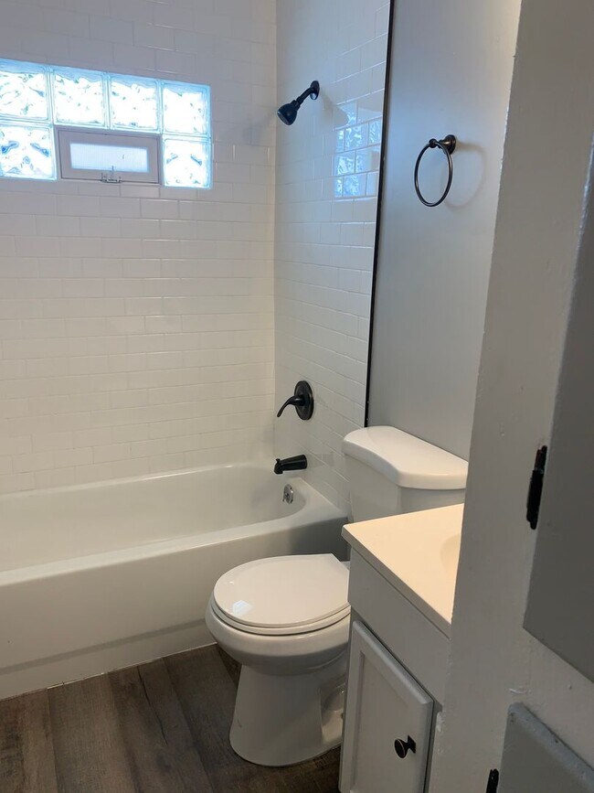 Building Photo - 1724 Eastbrook Dr - This beautiful 2-bedro...
