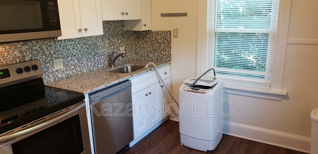 Foto del edificio - 2477 Brookdale Ave