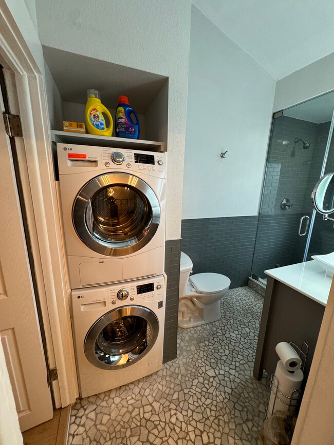 Building Photo - 3045 Melton St N