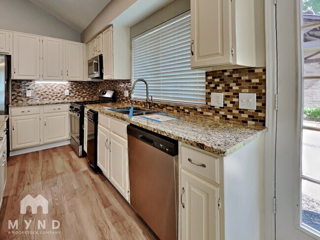 Foto del edificio - 8614 Pines Pl Dr