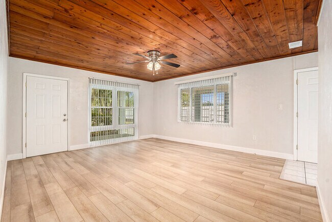 Foto del edificio - 5305 Whiteway Dr