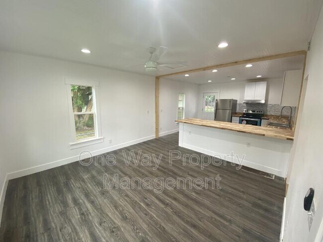 Building Photo - 1330 E 7th St