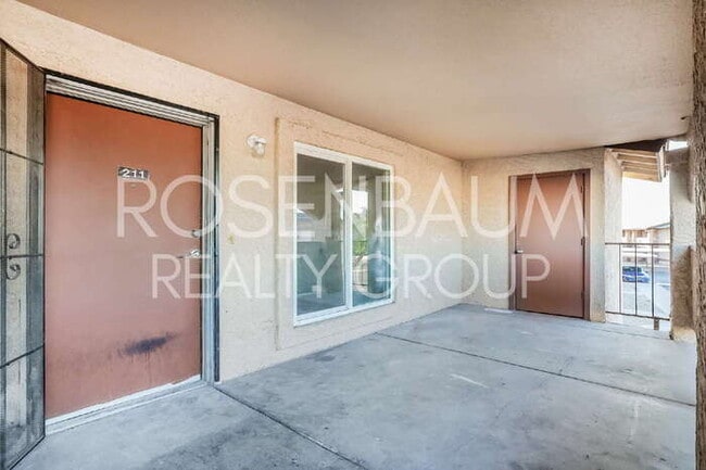 Building Photo - 465 W Ivyglen St