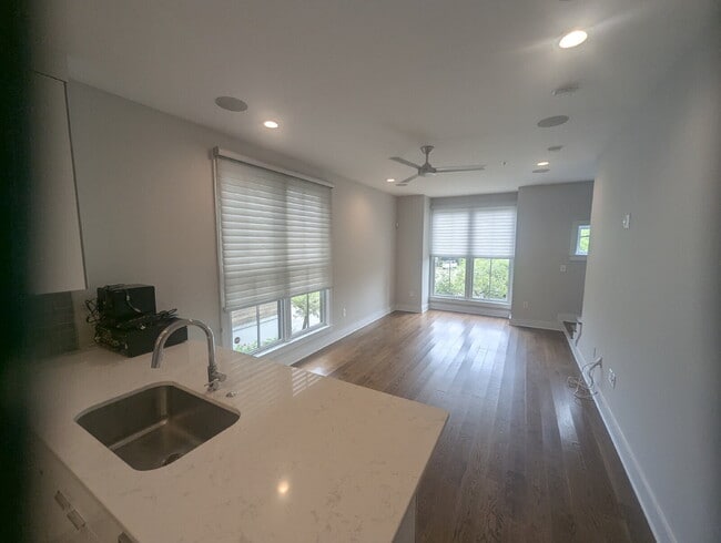 Building Photo - 3 BD / 3 BA Newer Row Home for Lease in Ha...
