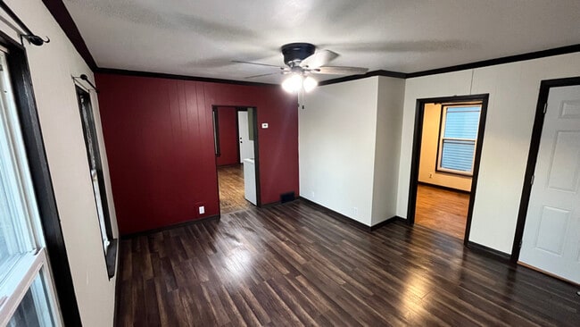 Building Photo - 705 E 6th St