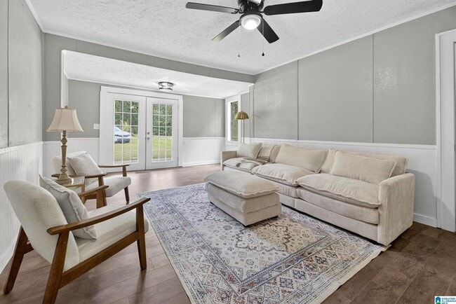 Building Photo - 3 bedroom & 3 bathroom located in Pleasant Valley