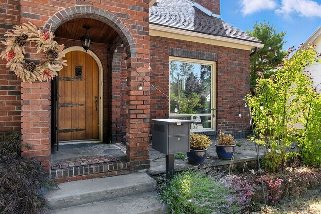 Building Photo - Gorgeous Brick Home Near Audubon Park