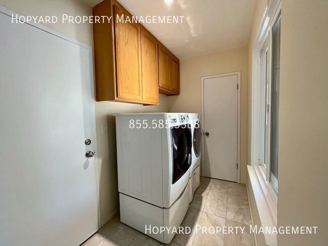 Building Photo - Gorgeous 4 Bedroom Home Located in the Pon...