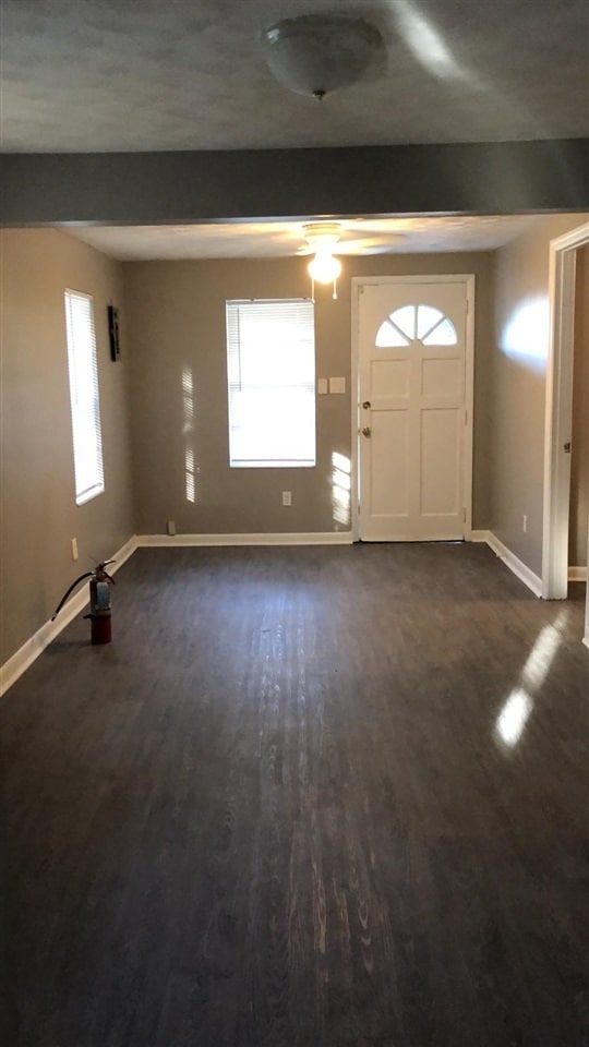 Building Photo - 2216 Saxon St