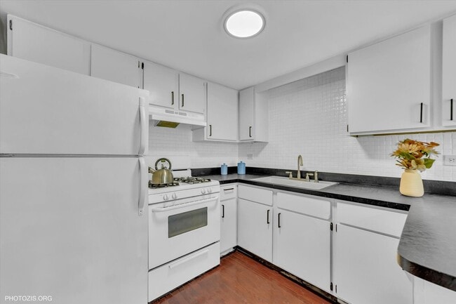 Building Photo - 16035 Laramie Ave