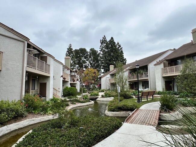 Building Photo - Lakeside North: Upper 1 Bedroom 1 Bath Condo,