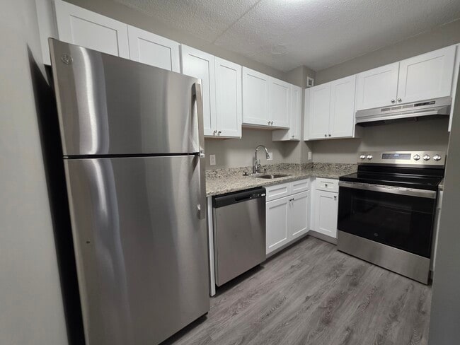 Building Photo - 15 S Point Dr