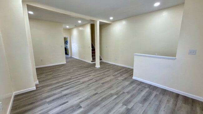 Building Photo - 547 N Silk St