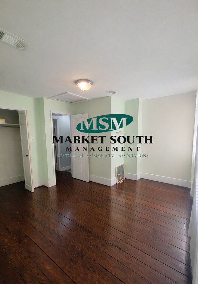 Foto del edificio - *APPLICATION PENDING!* BEAUTIFUL JONES STREET APARTMENT