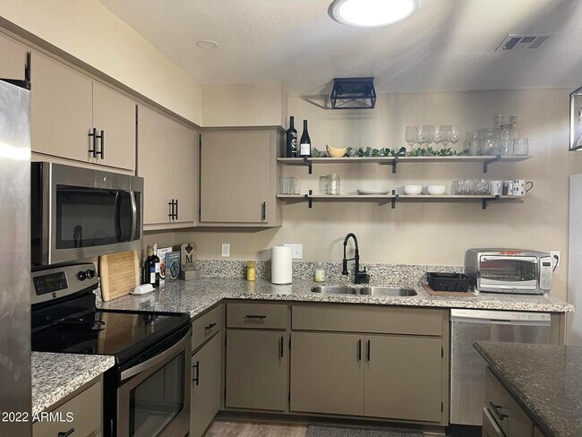 Foto del edificio - 812 N 86th Pl