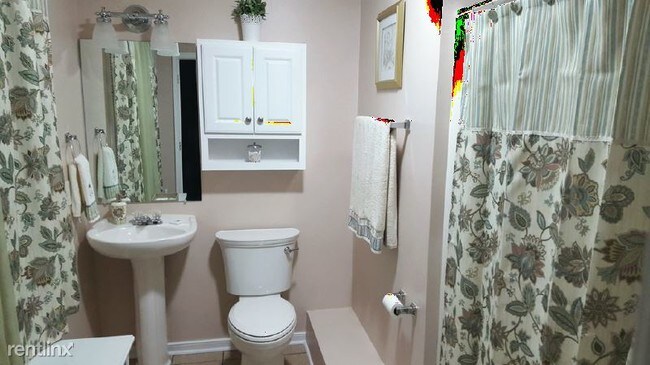 Building Photo - 3 br, 1 bath House - 2698 Main St