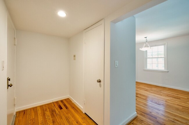 Building Photo - Comfort, Convenience & Charm in a Hidden G...
