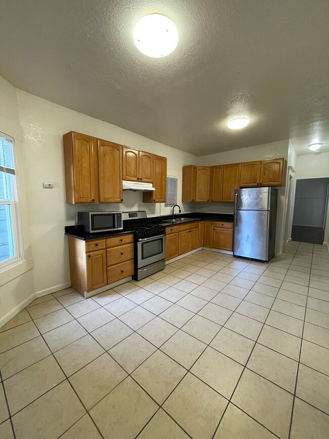 Photo - Large Lower Unit - 627 W Grand Ave Apartment