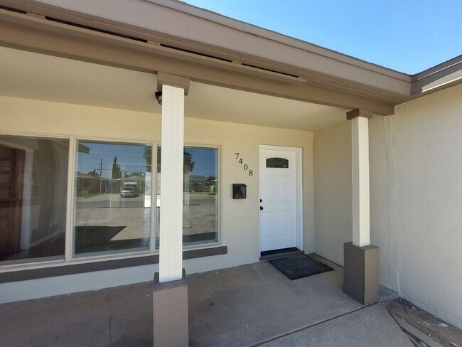 Building Photo - 3 bedroom 2 bathroom beautiful rental ! Av...