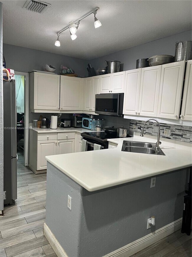 Foto del edificio - 9816 Royal Palm Blvd