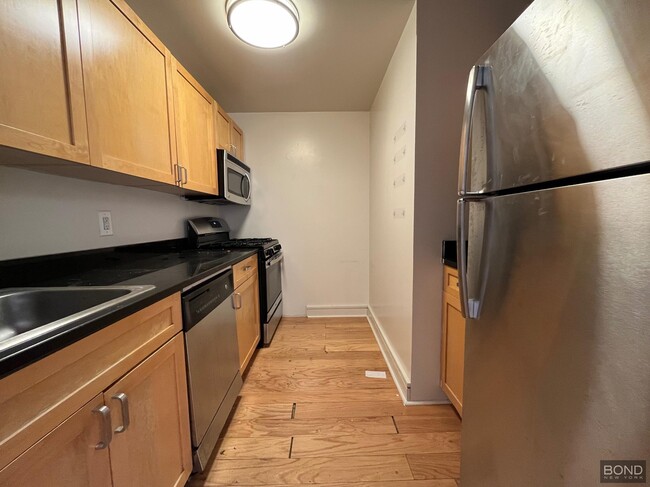 Building Photo - 323 W 96th St