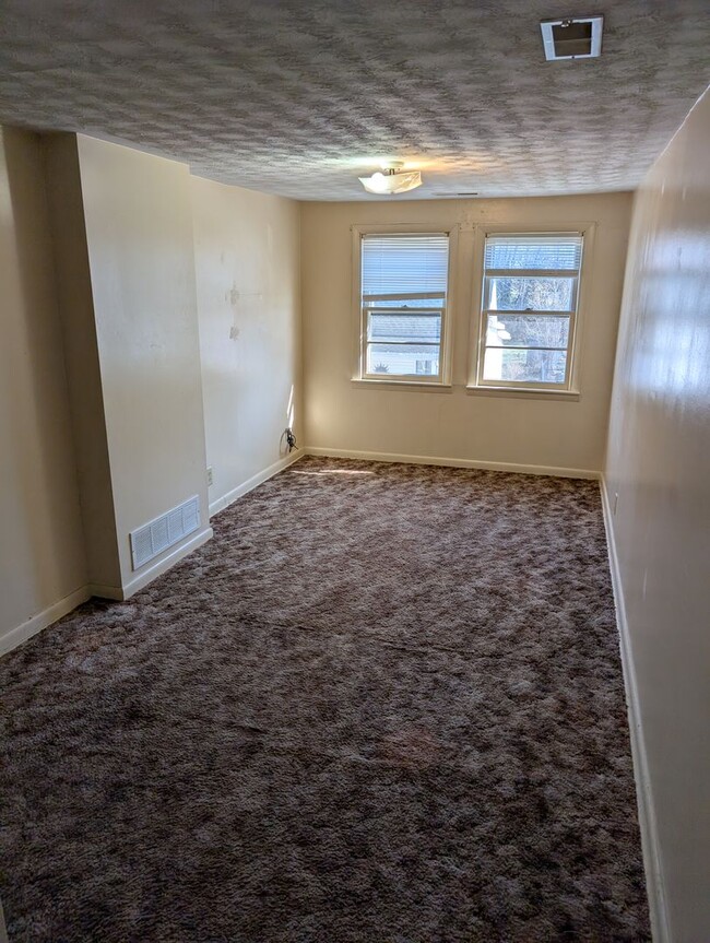 Building Photo - 525 W 2nd St