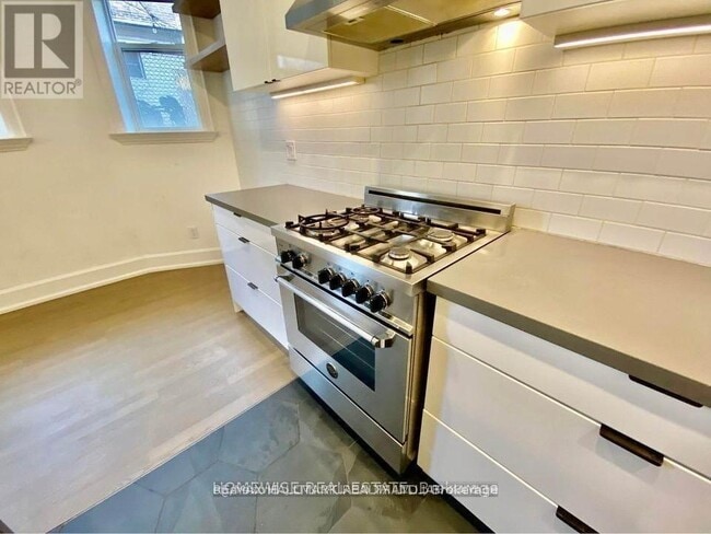 Building Photo - 795 College St