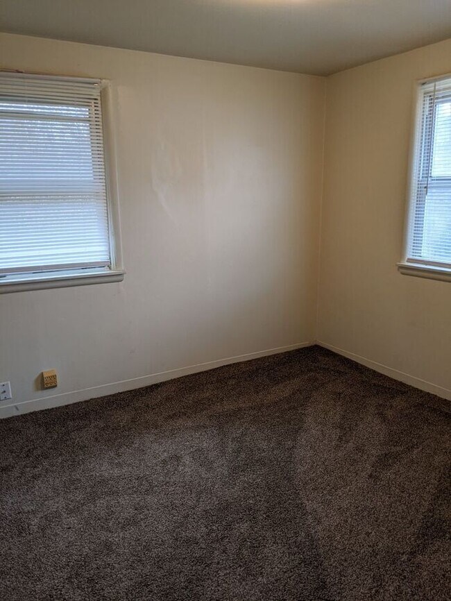 Building Photo - 1 Bedroom Apartment - *Pets Welcome