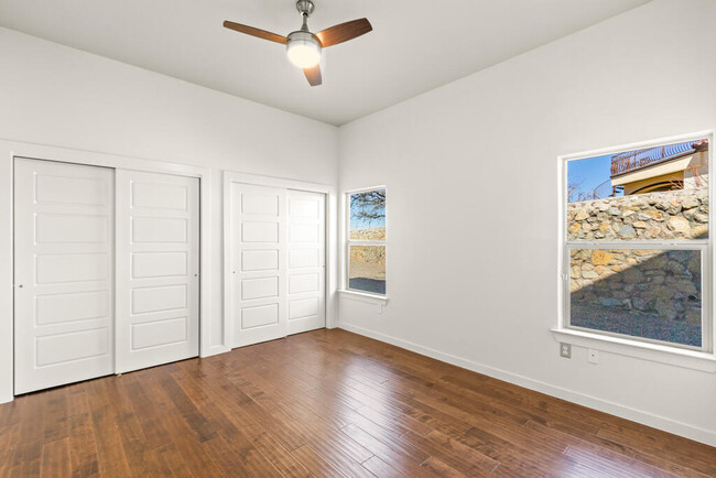 Foto del edificio - 6241 Franklin Ridge Dr